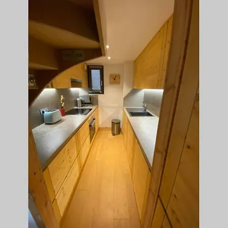 An Awesome Apartment Of 70M² Close To The Center 아파트